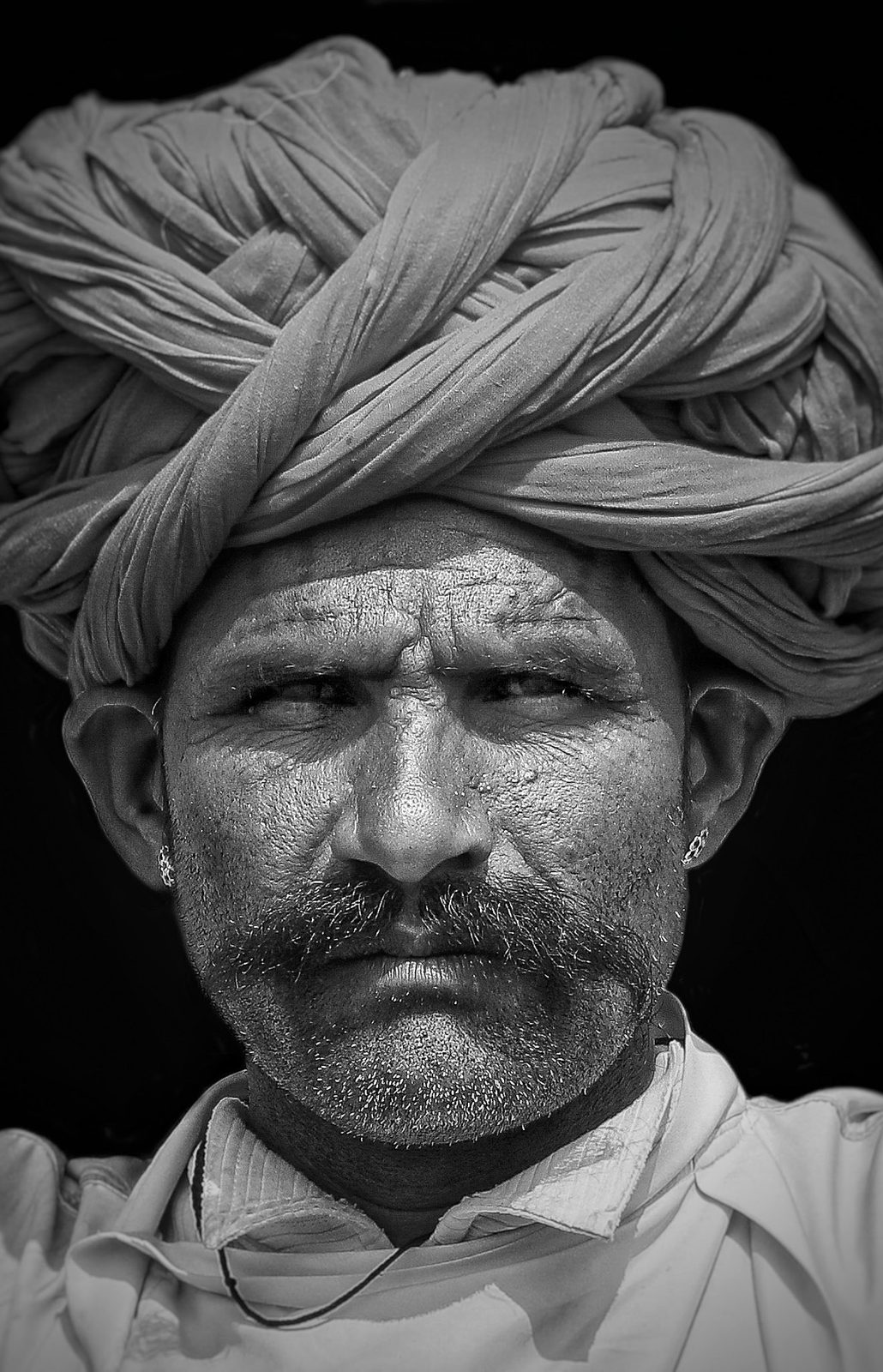 Opening frame of the photography story BETWEEN STREETS — portrait / everyday life.