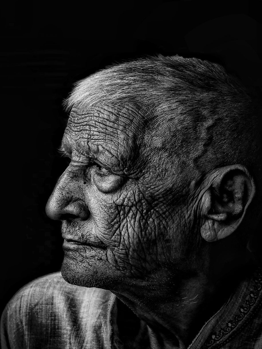 Photograph 6 of 12 from “BETWEEN STREETS” — portrait / everyday life.